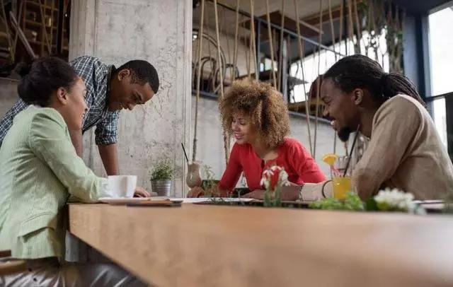 出国打工的真实收入及年纪要求,出国打工到底能挣多少钱