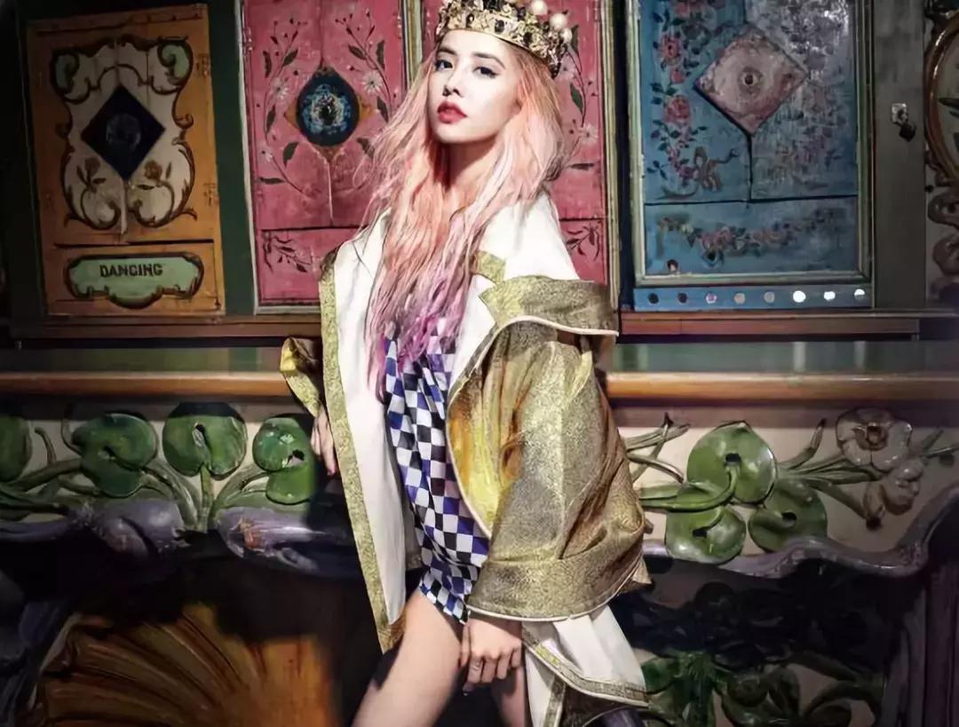 “过气”十年,凭什么她发个问号也能上热搜?