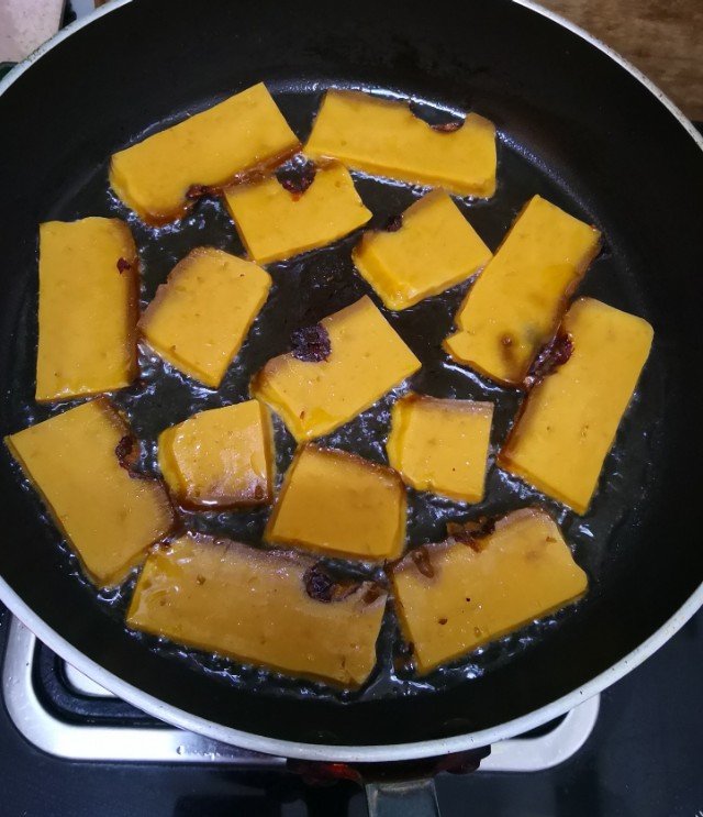 奸商！竟敢在买的糯米粉掺了这么多粘米粉，但油煎却非常成型漂亮