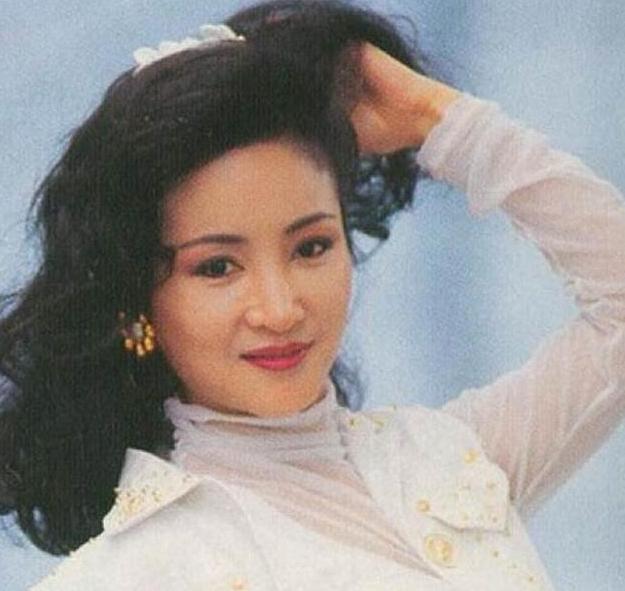 狄波拉潇洒情史，为谢贤甩美国富豪，离婚后嫁小11岁男人收获爱情