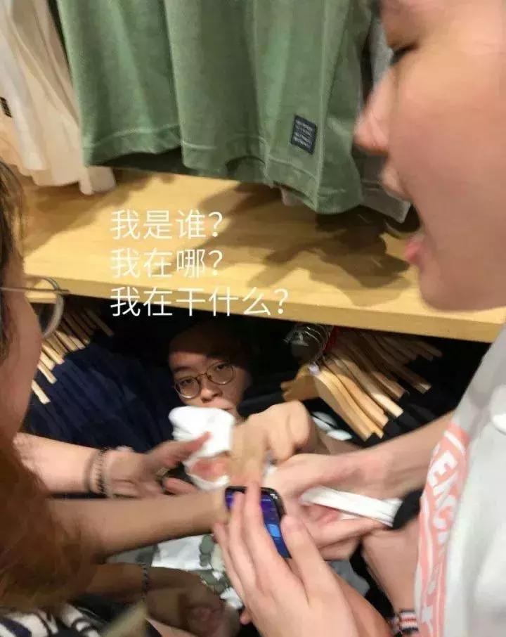 三秒卖衣服,摆地摊30秒卖出一件衣服