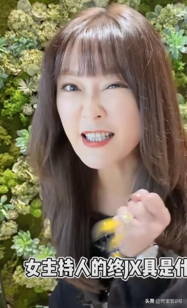 前央视主持王小骞现身，直言高跟鞋是刑具，丁克14年现成女儿奴