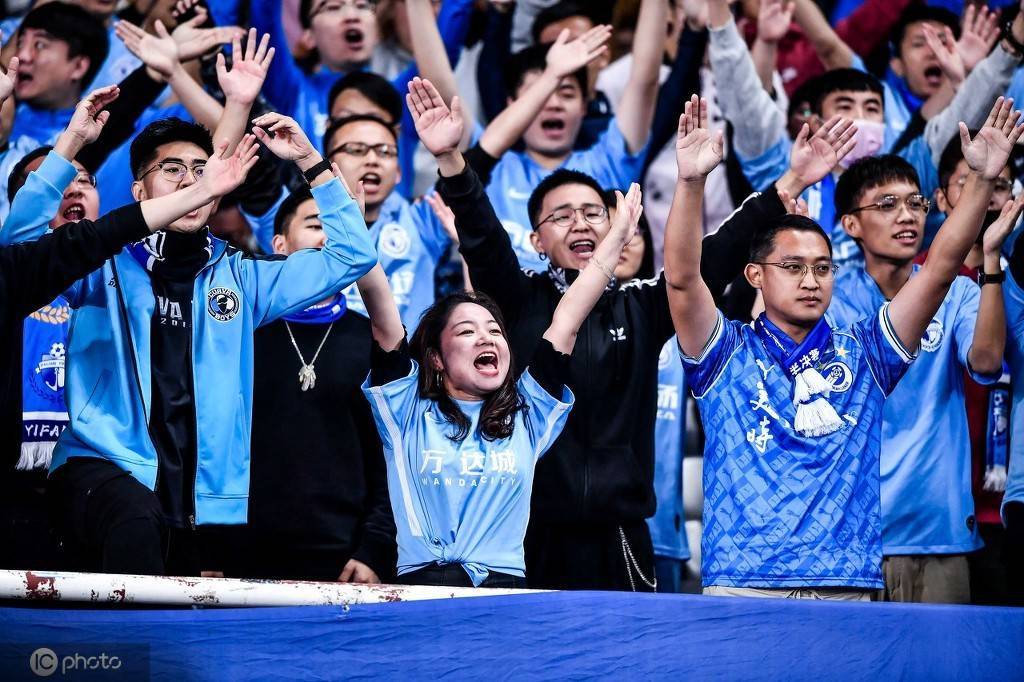 中超的地摊经济:几十块的球衣,买了很久还是很感动