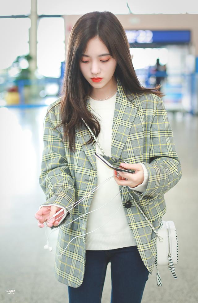 鞠婧祎半扎双马尾造型,鞠婧祎扎低双马尾