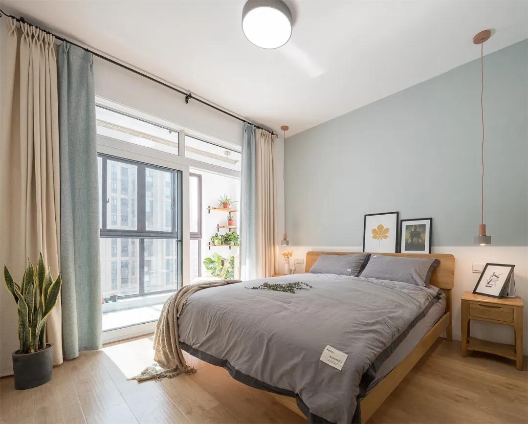 带阳台的卧室就这样装真的别犹豫,带阳台的卧室窗帘怎么装实用好看