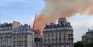巴黎圣母院两个塔坍塌,一场大火毁了巴黎圣母院