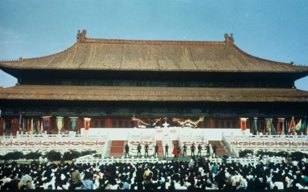 皮尔卡丹新中国,皮尔卡丹进入中国