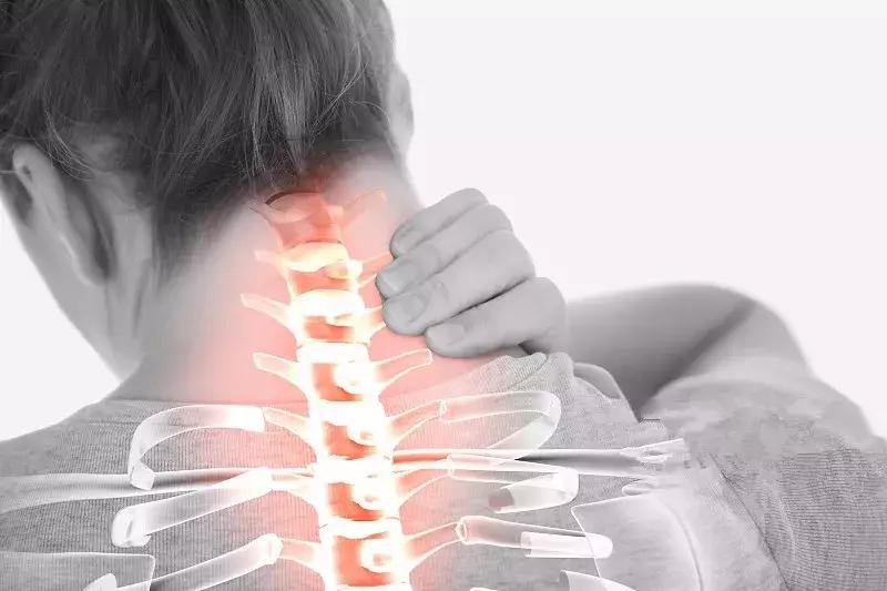 记住“颈腰诊断歌”，立马就知病根在哪！