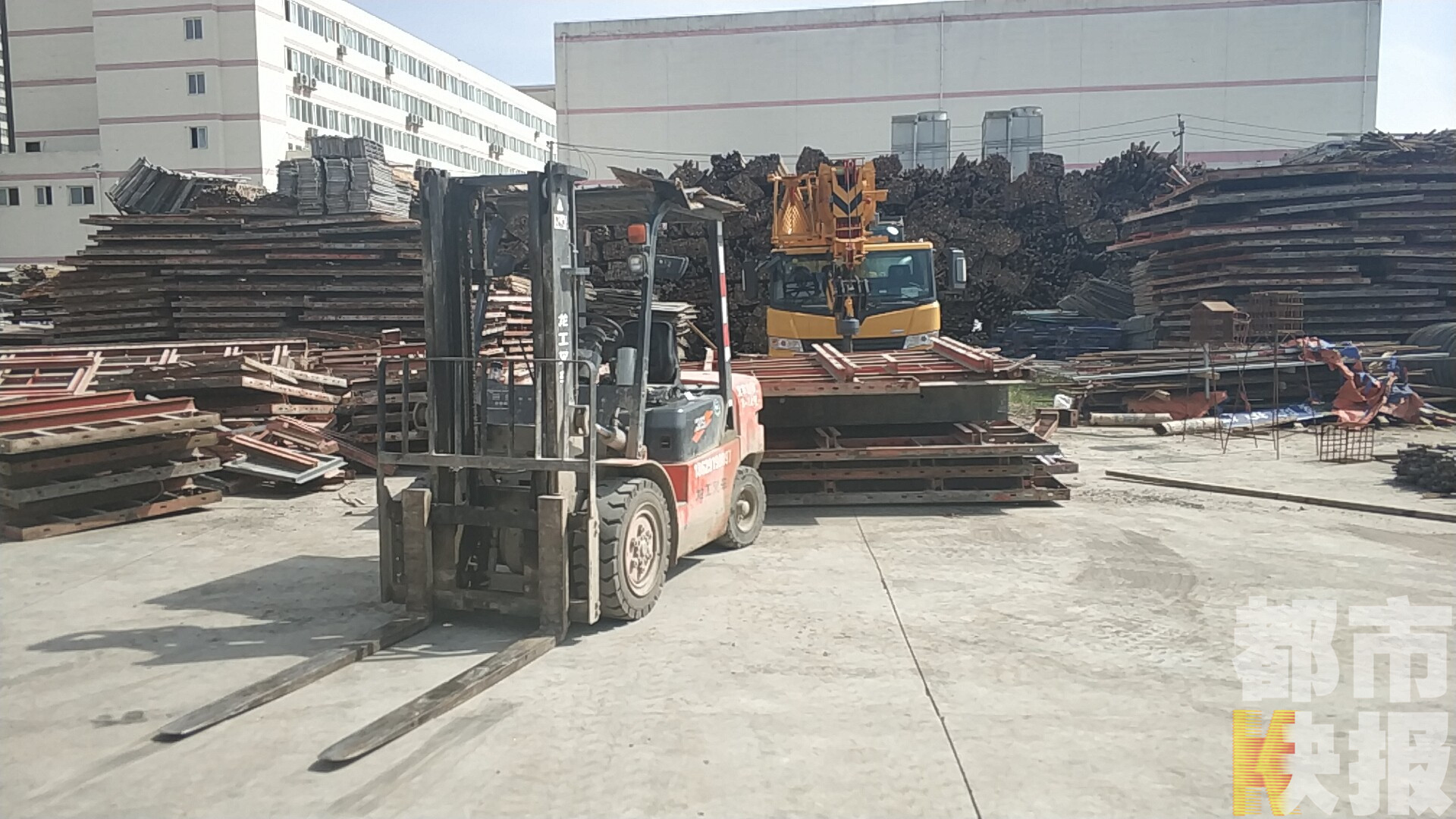 一吨重钢板被砸,一工地钢材掉落砸死工人