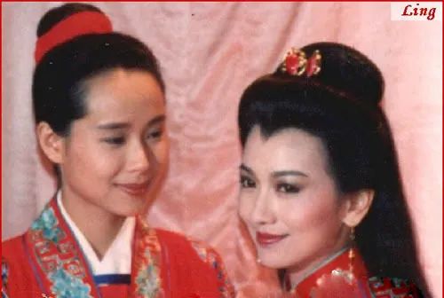 叶童和赵雅芝30年演唱会一同鞠躬,赵雅芝入驻抖音叶童留言