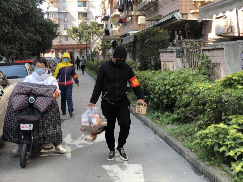 小区出现疑似病例物业该怎么做,小区业主自发组织疫情防控