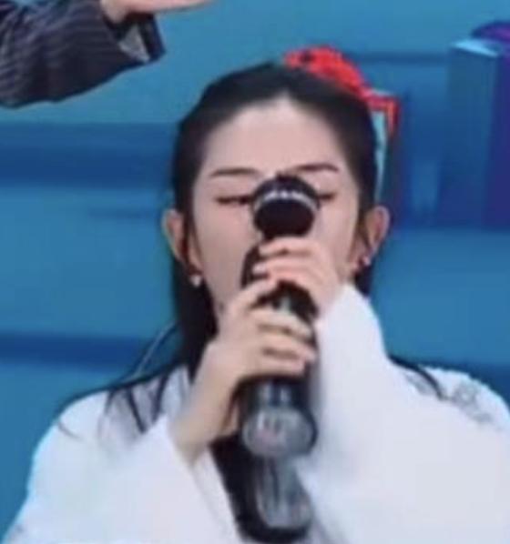 直播时孕吐、小腹臃肿不敢玩游戏、突然取消工作，谢娜真怀孕了？