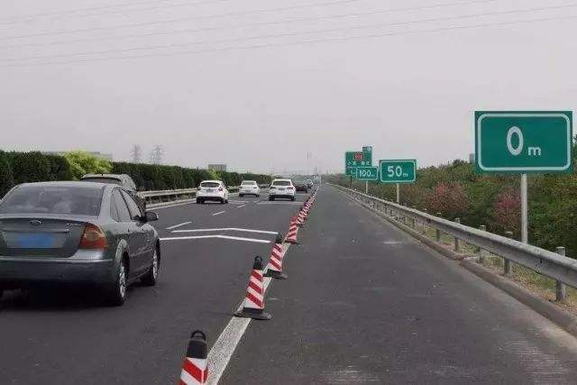 交通标志问号和灯泡,高速上问号加灯泡是什么标志