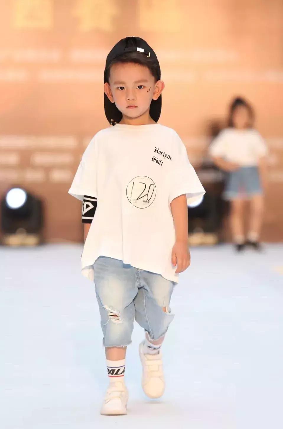 3岁萌宝走秀视频,带大家沉浸式体验走秀