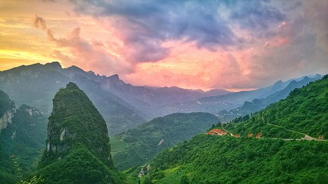 重峦叠嶂悬崖峭壁图片,重峦叠嶂连绵起伏仿佛人间仙境