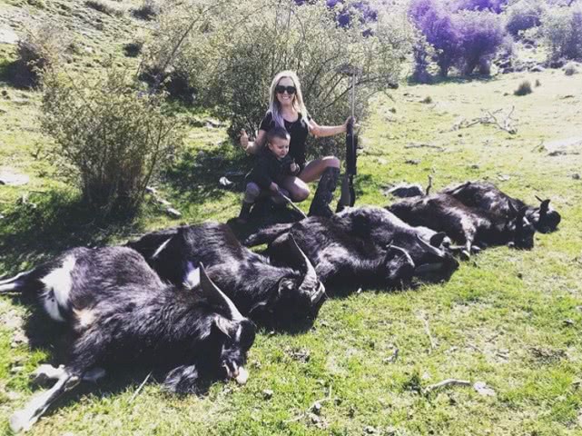 新西兰美女猎人与猎物合影，称能省千元买肉钱，笑容甜美却遭声讨