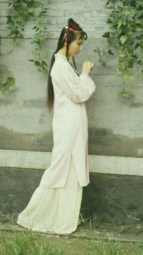 薛姨妈的“爱语慰痴颦”并非那么简单，细细琢磨，背后发凉