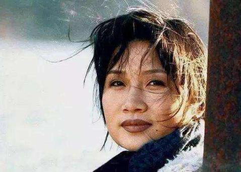 比肩毛阿敏，却因抑郁情伤削发为尼，歌后李娜称这23年每天都充实