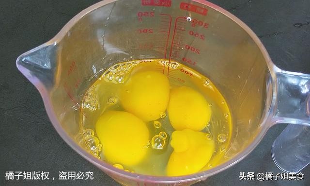 这个饼吃起来唇齿留香,这饼不放一滴水又酥又香口味甜