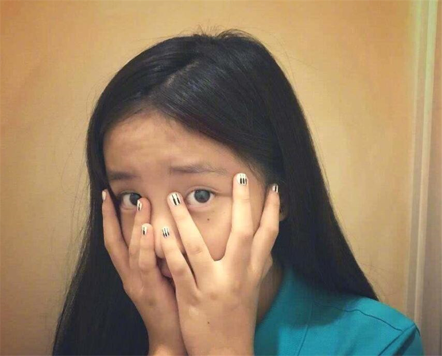 女孩子第一次来例假妈妈该怎么说,女儿初次来例假该怎么教育