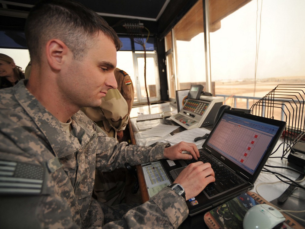 站在最高点的美*用军**什么笔记本电脑？吃鸡香不？