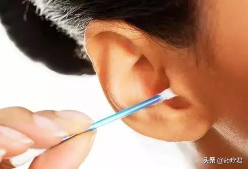 为什么有人耳屎是干的，而有人是油的？油耳朵的人都有狐臭吗？