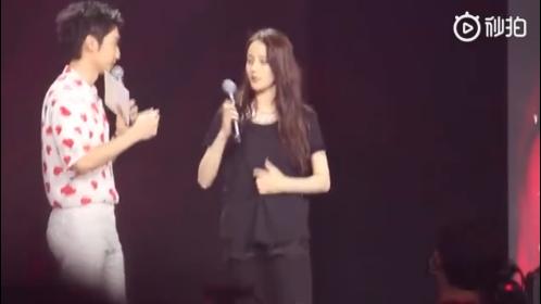 迪丽热巴在台上的霸气现场,迪丽热巴在片场撕头发