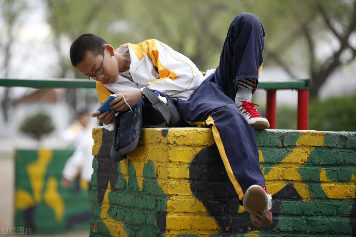 初三的孩子沉迷手机怎么办呀？家长怎么处理比较好