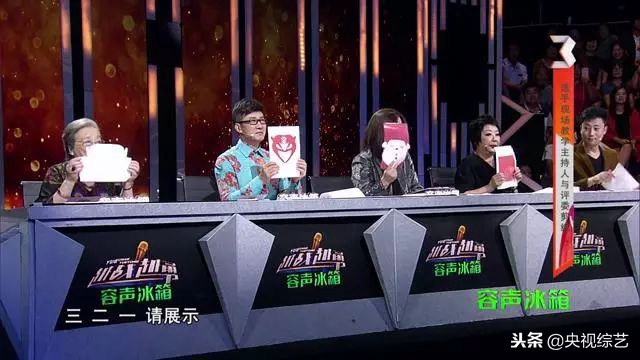 1个人能模仿10多位歌手唱歌,一个人模仿十几个歌手唱歌