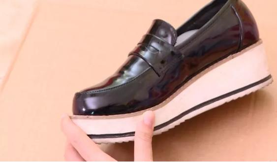 皮鞋上的划痕用风油精怎么处理,漆皮皮鞋有黑印怎么处理