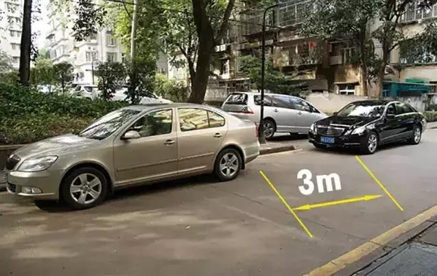 开车如何判断车头与前车距离,开车看不到前车盖怎么判断距离