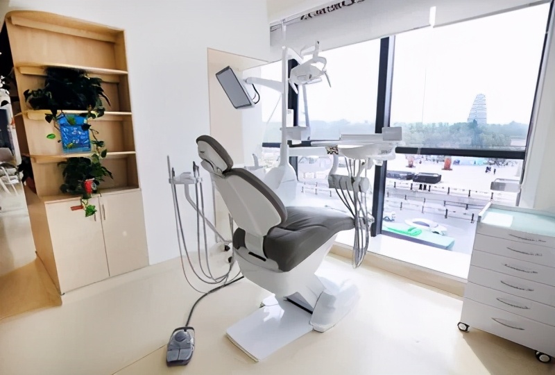 牙科利润有多高？小白兔告诉你，老板王鸿应夫妇身价暴涨