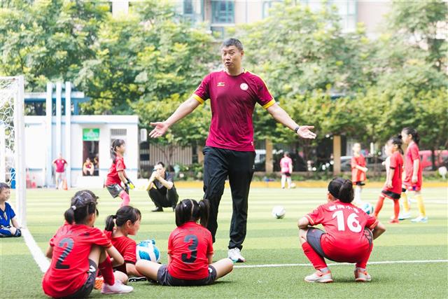 小学生暑假足球封闭训练营,炎炎夏日儿童足球训练