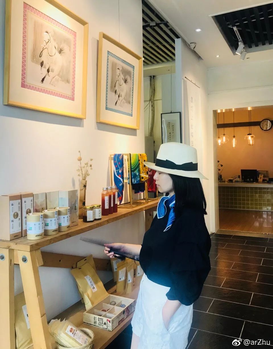 从服装外企高管到独立设计师,她把文学作品做成丝巾系在脖子上