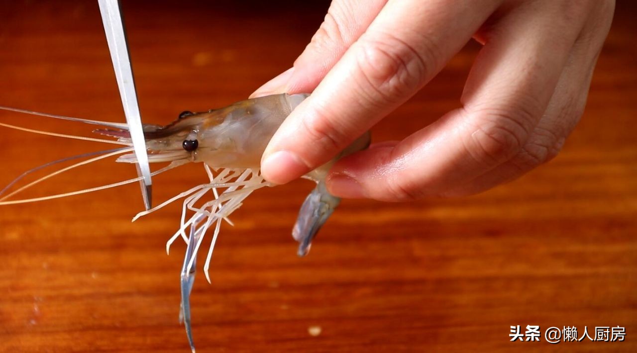 鱼头焖花蛤,这才是花蛤和虾最好的做法