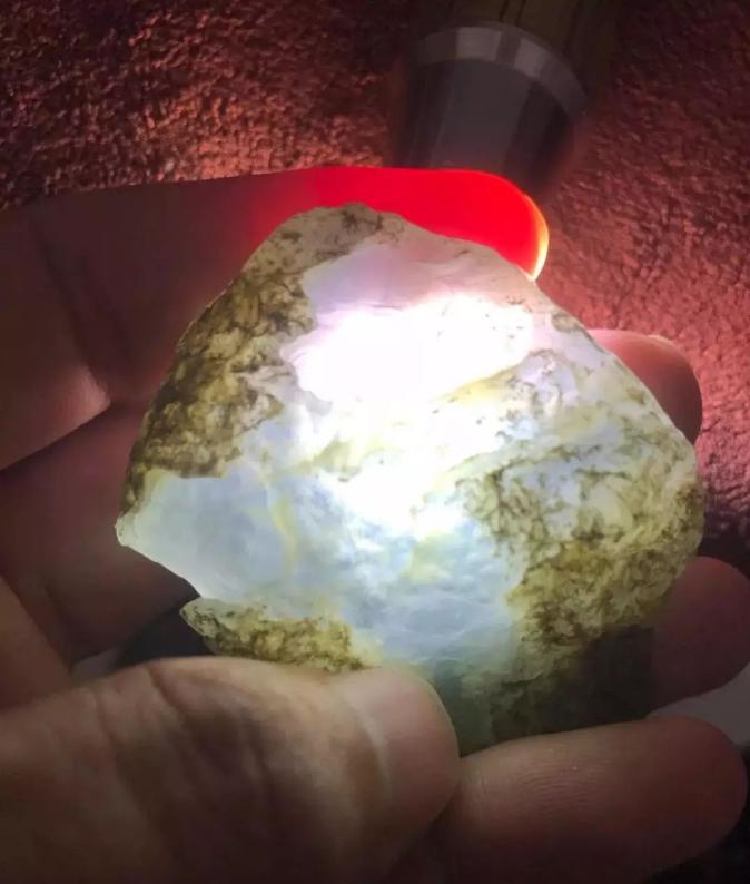 开窗已是满色的翡翠原石,翡翠原石假皮开窗表现图片