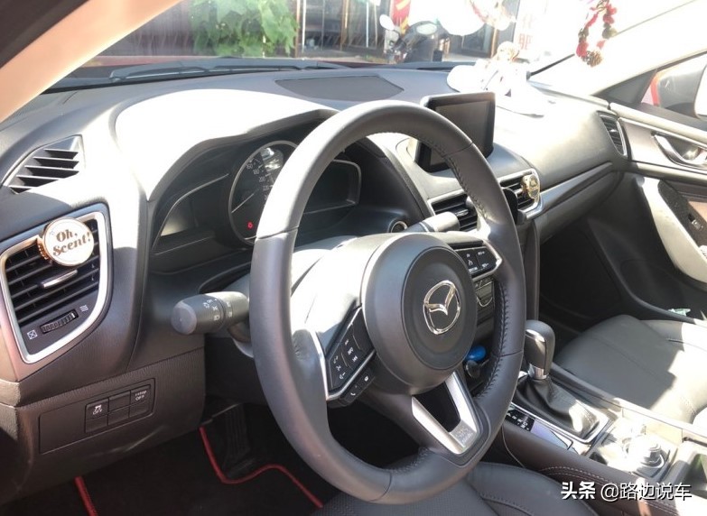 马自达3昂克赛拉后排空间演示,后排空间大的家用轿车