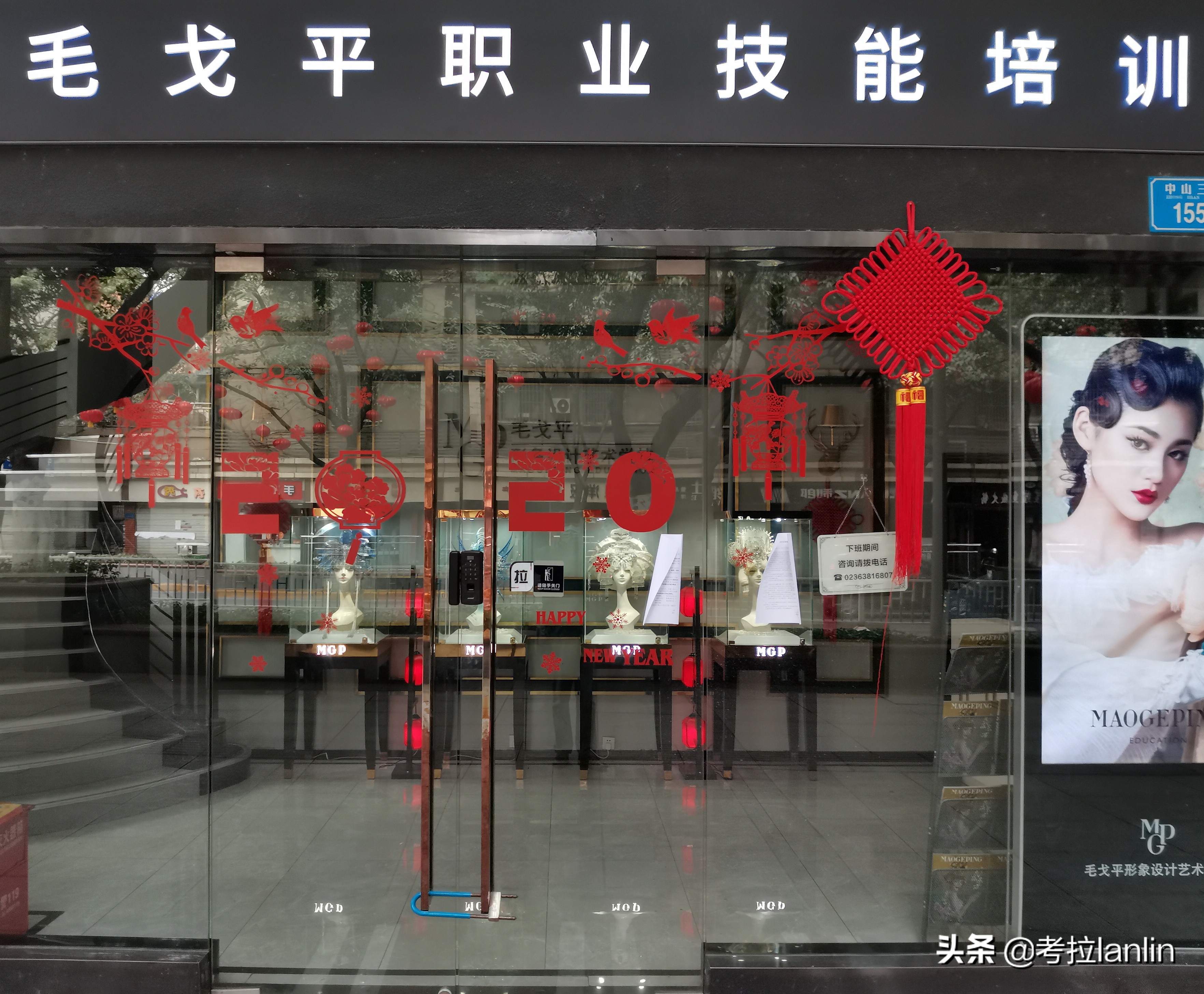 一扇扇关闭的店门,就像一张张欲说无言的嘴、一张张戴着口罩的脸