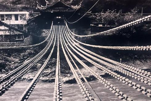 泸定桥上的大铁环是怎么修上去的,泸定桥上的铁环为什么几百年不烂