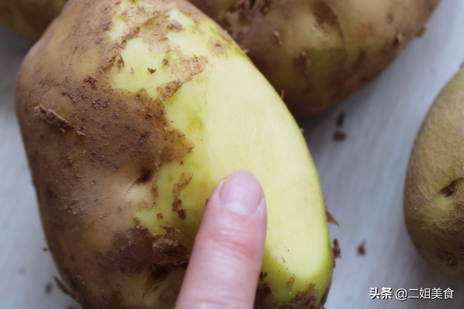土豆变绿了一点都不能吃吗,土豆变绿了没有长芽能吃吗
