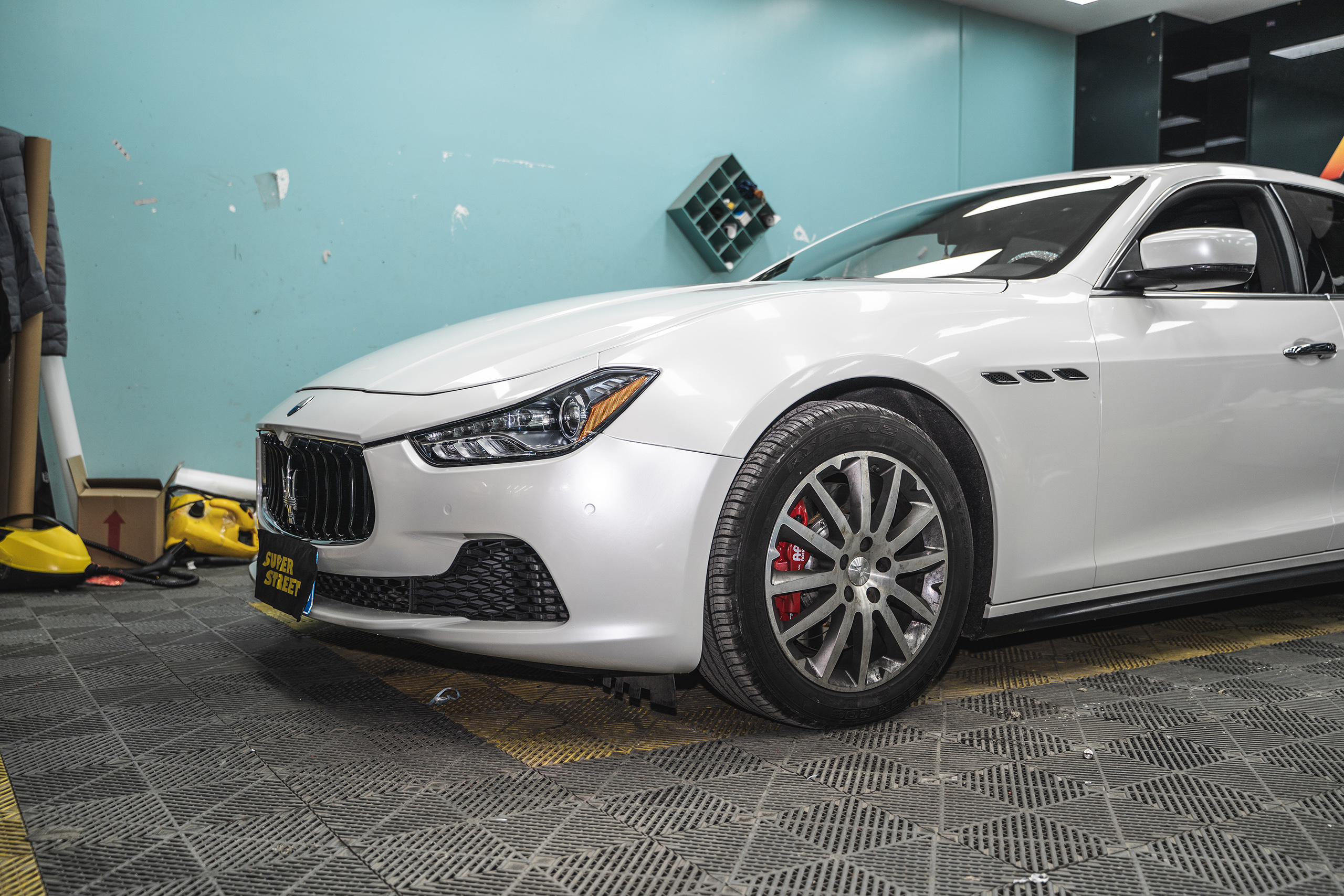 玛莎拉蒂吉博力汽车贴膜改色,superstreet改装