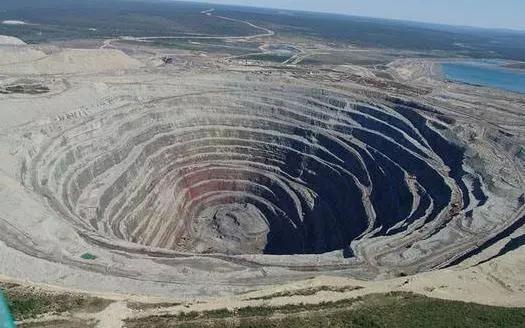 纯天然的钻石原石的特点和图,钻石的原石原来长这样太神奇了