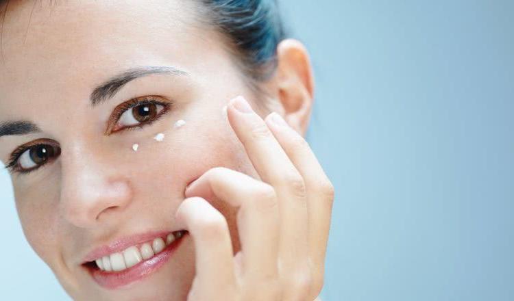 睡前坚持这三件事皮肤会越来越好,女人每晚睡前必做4件事