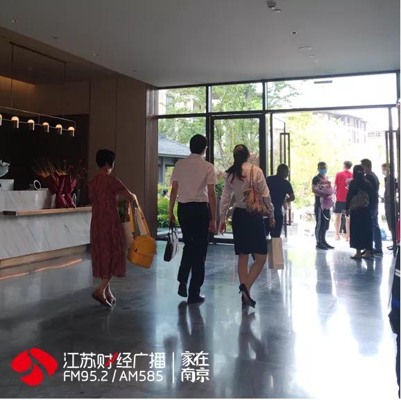 城南绿城云栖*瑰园玫**今日开盘，有人现场被劝“不要买这里！”