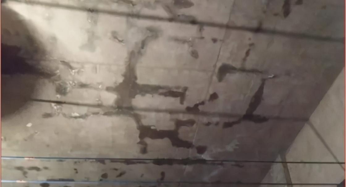 下水管与楼下楼板连接处渗水,混凝土楼板渗水原因