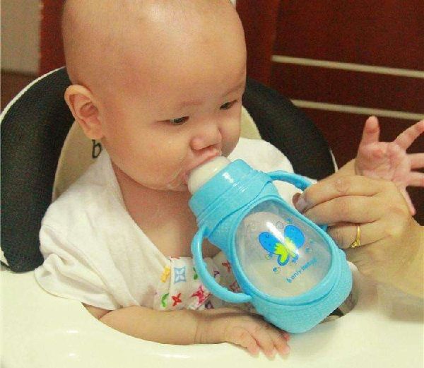 妈妈喂奶的几个动作,婴儿喂奶时打嗝怎么办