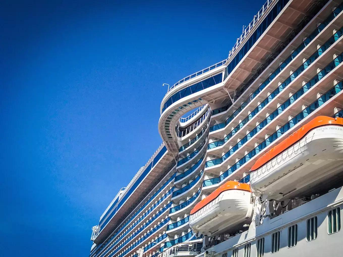 环球蜜月的小两口，免费上了一座价值8亿欧元的邮轮