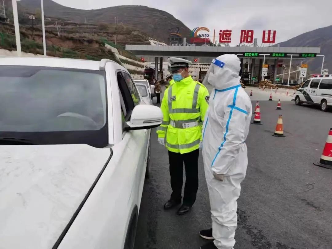 战疫情冰城交警义无反顾坚守一线,疫情期间交警坚守岗位在战斗