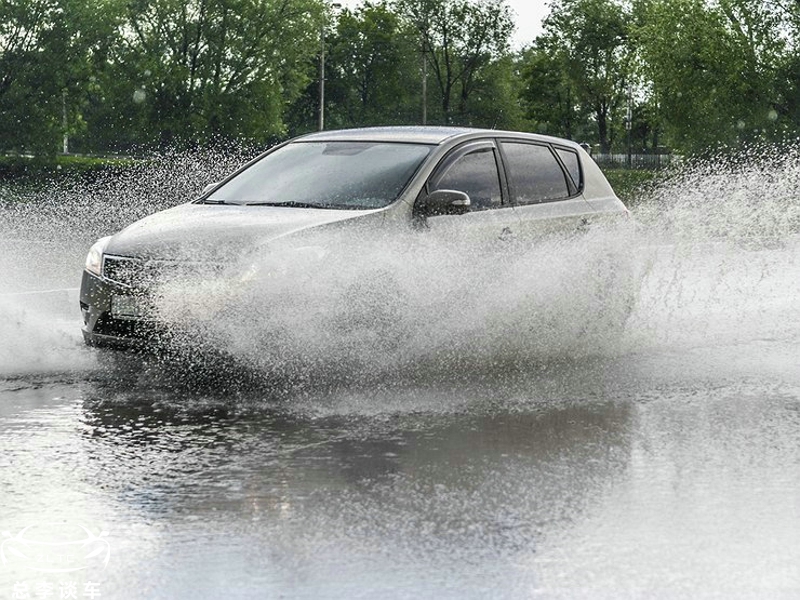 路面积水后果,路面有淤泥导致出事故找谁