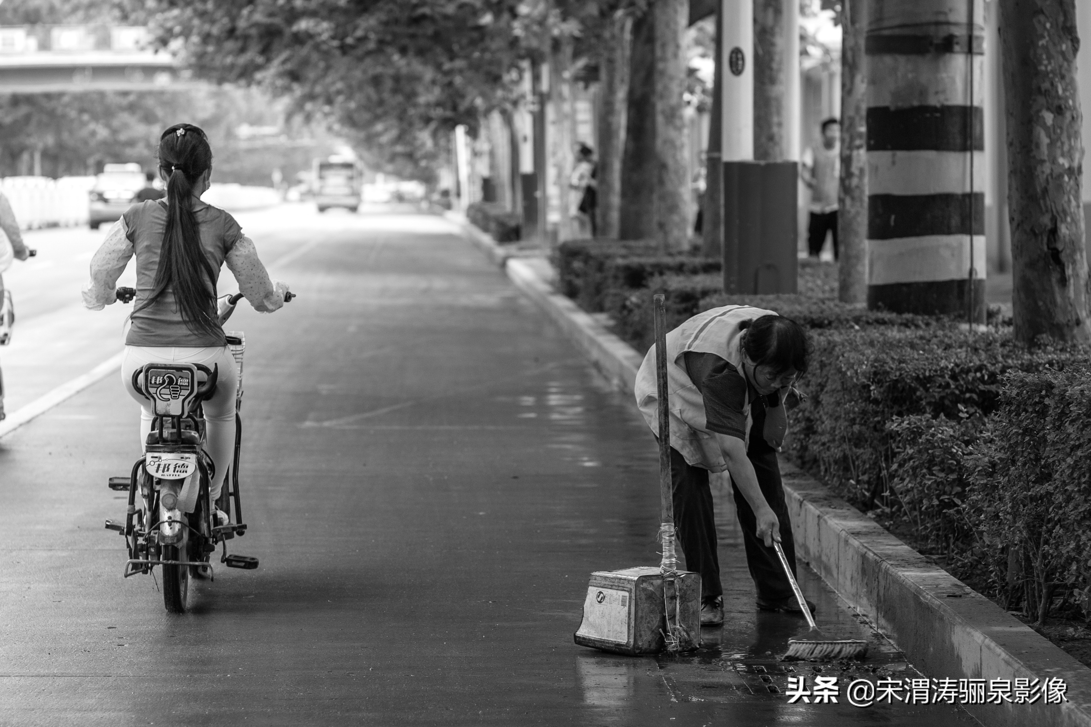 他排除残疾的身体,努力在工作之余记录和反映草根人群的生存状况